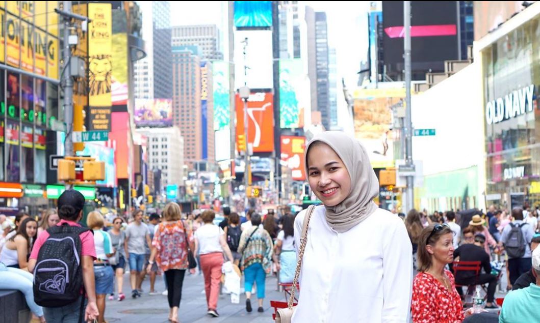 ▲一名來自印尼的哈佛公衛系碩士高材生在畢業典禮上代表畢業生致詞，以作為少數族裔學生為題分享個人求學經驗，鼓勵印尼的學生們「勇敢追夢」，並以公衛系背景出發傳遞防疫正能量，內容相當動人。（圖／翻攝自IG）