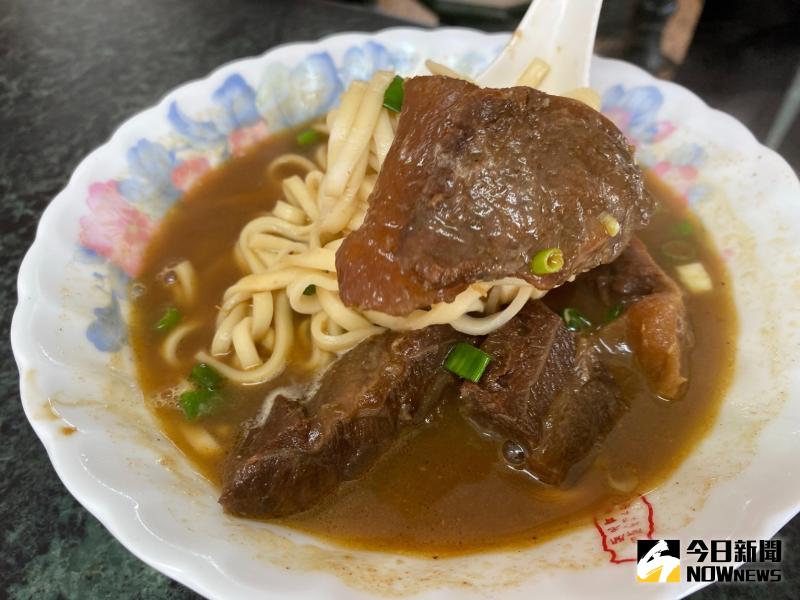 ▲該牛肉麵店的牛肉麵深獲老饕喜愛。(圖/記者陳聖璋攝,2020.06.09)