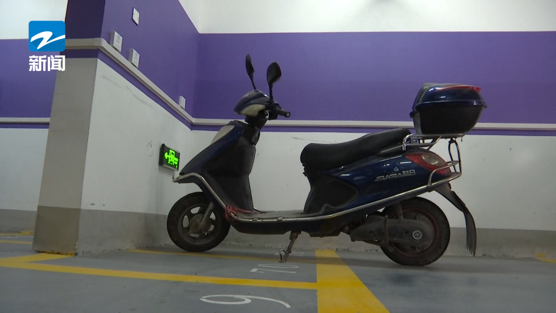 ▲買房加購車位，卻只停得下半輛車。（圖／翻攝浙江新聞）