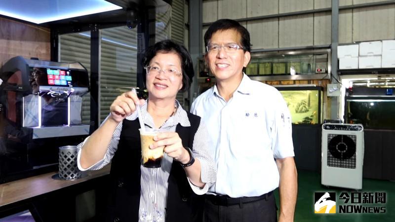 ▲彰化縣長王惠美操作機器人手臂調泡出珍珠奶茶。(圖/記者陳雅芳攝,2020.06.09)