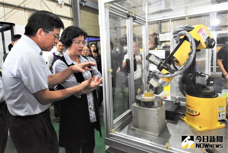 ▲德自動化公司創辦人施正德介紹開發世界唯一機器人3D果凍雕花機。（圖／記者陳雅芳攝，2020.06.09）