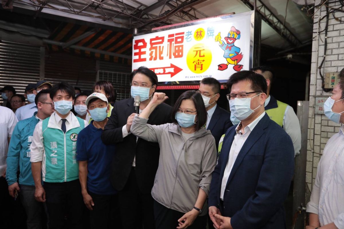 ▲為振興疫情後經濟，／林右昌揪小英總統逛廟口、嚐美食，攤商笑開懷（圖/基隆市政府提供）