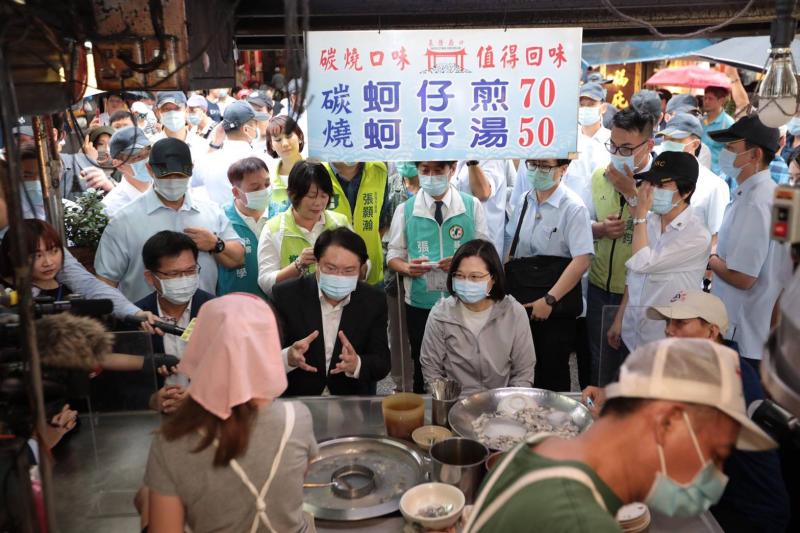 ▲為振興疫情後經濟,/林右昌揪小英總統逛廟口、嚐美食,攤商笑開懷(圖/基隆市政府提供)
