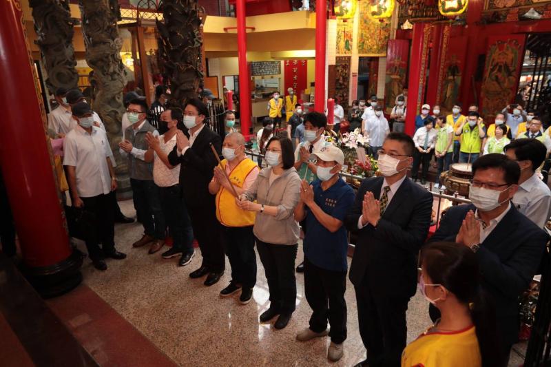 ▲小英總統也與林右昌到廟口夜市奠濟宮參香,祈求國泰民安。(圖/基隆市政府提供)