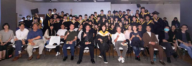▲薛忠銘(第一排右六)、黃韻玲(第一排右四)參加台北城市科技大學第一屆流行音樂系畢業典禮。(圖/城市科大提供)