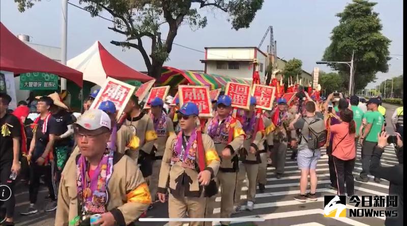 ▲大甲媽遶境將於4/21~4/30展開，民眾如果要參與遶境，醫師提醒要多注意防曬，如果已經曬傷建議先用「涼水涼敷」來急救。（資料圖／記者陳雅芳攝）