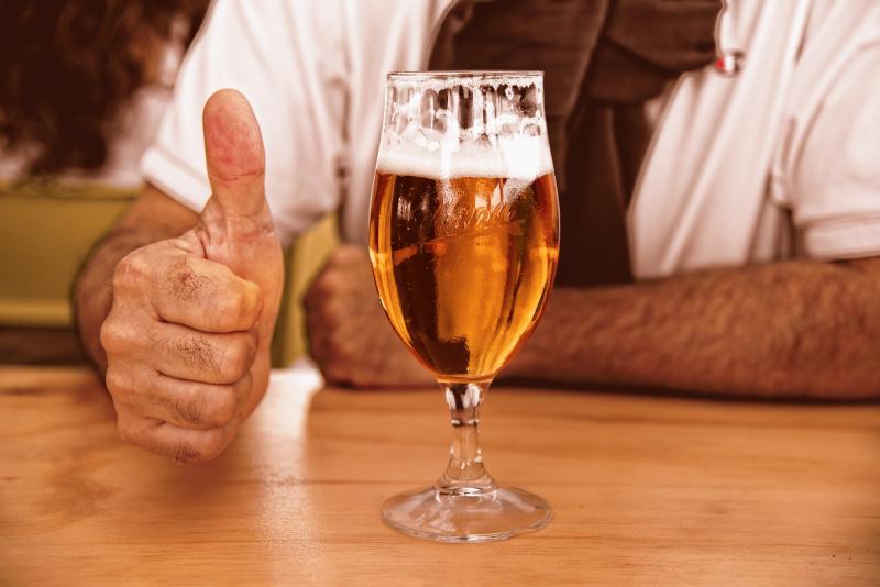 ▲有網友詢問啤酒那麼苦「為何一堆人愛喝」？釣出許多過來人回應。（示意圖／取自 pixabay ）