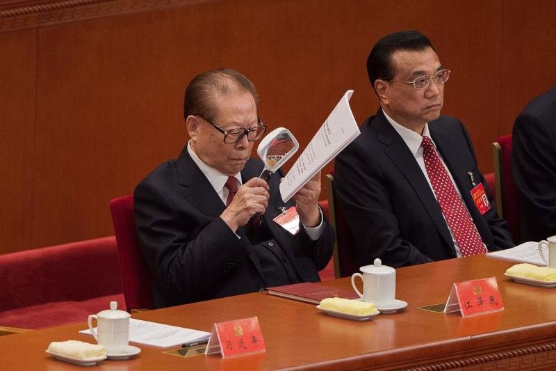 ▲中國十九大，坐在前領導人江澤民身旁的李克強。（圖／翻攝自《紐約時報》）