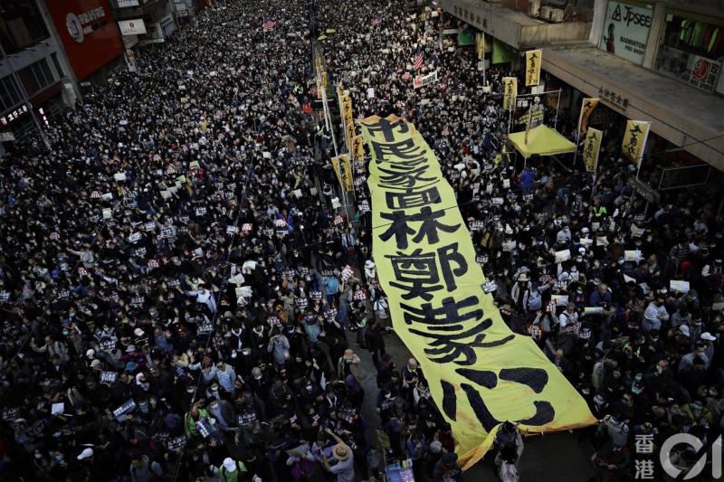 ▲2019 年 6 月 9 日，民陣發起遊行抗議逃犯條例修訂草案，估計逾百萬人參與。（圖／翻攝自《香港 01 》）