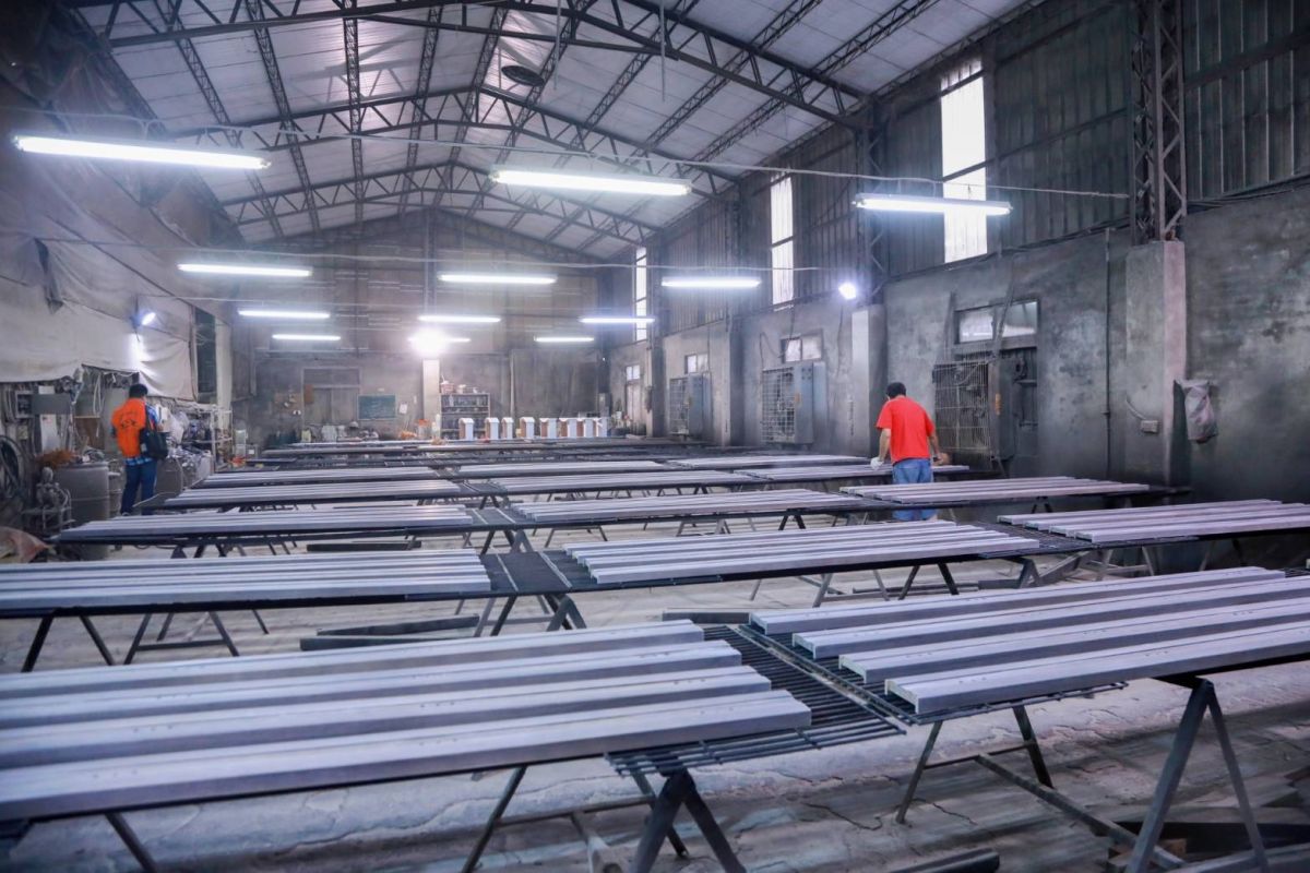 ▲台中市政府祭鐵腕，未登記工廠聯合稽查，宣導法規資訊，要求限期改善，展現執法決心。(圖／經發局提供2020.6.10)