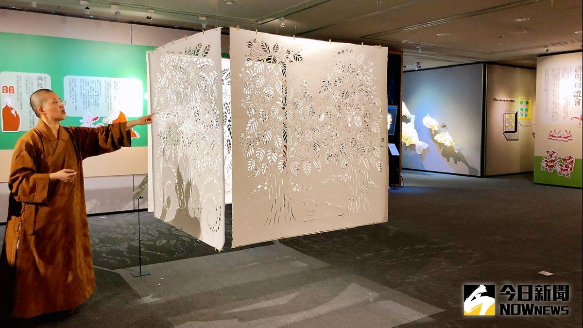 ▲ 佛光緣美術館高雄館主任有泉法師介紹佛教四聖樹大型紙雕作品。（圖／記者陳美嘉攝）