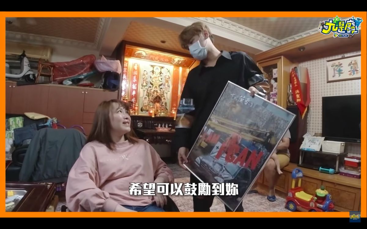 ▲陳零九（右）幫身障粉絲萱蓉度過一個難忘的生日。（圖／翻攝九是廢YouTube）