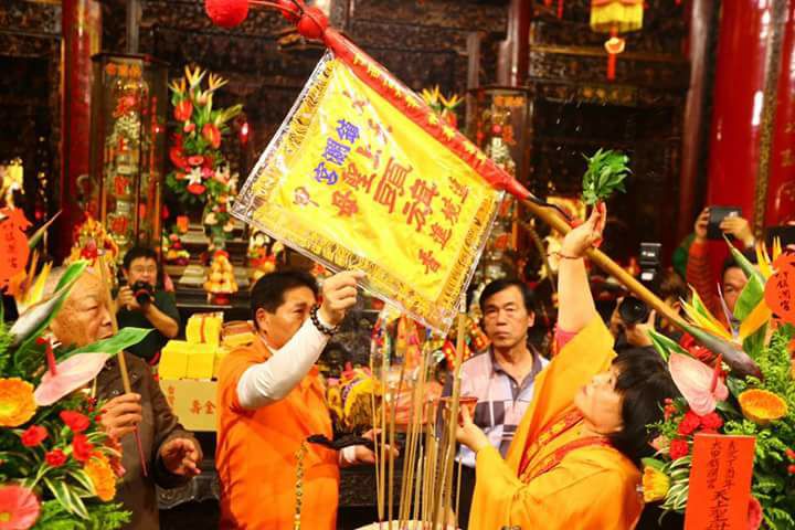 大甲媽出門前要豎頭旗。（圖／翻攝自大甲鎮瀾宮頭旗組臉書專頁）