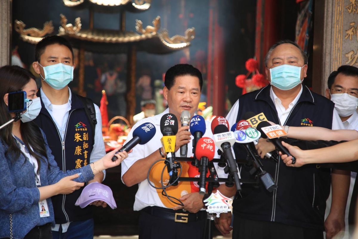 ▲台中市副市長陳子敬(右一)率專案小組前往大甲鎮瀾宮副董事長鄭銘坤(中者)共同宣布相關防疫措施(圖／柳榮俊翻攝2020.6.10)