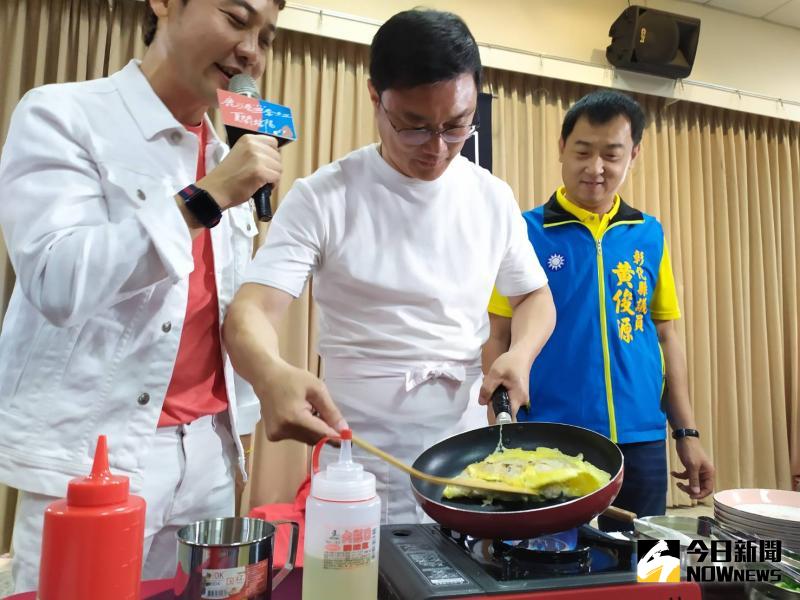 ▲許志宏化身阿宏師,將親手製作鹿港傳統在端午節當天必食的蚵仔饘䬾〈煎堆〉,歡迎大家來嘗鮮。(圖/記者葉靜美攝,2020.06.10)