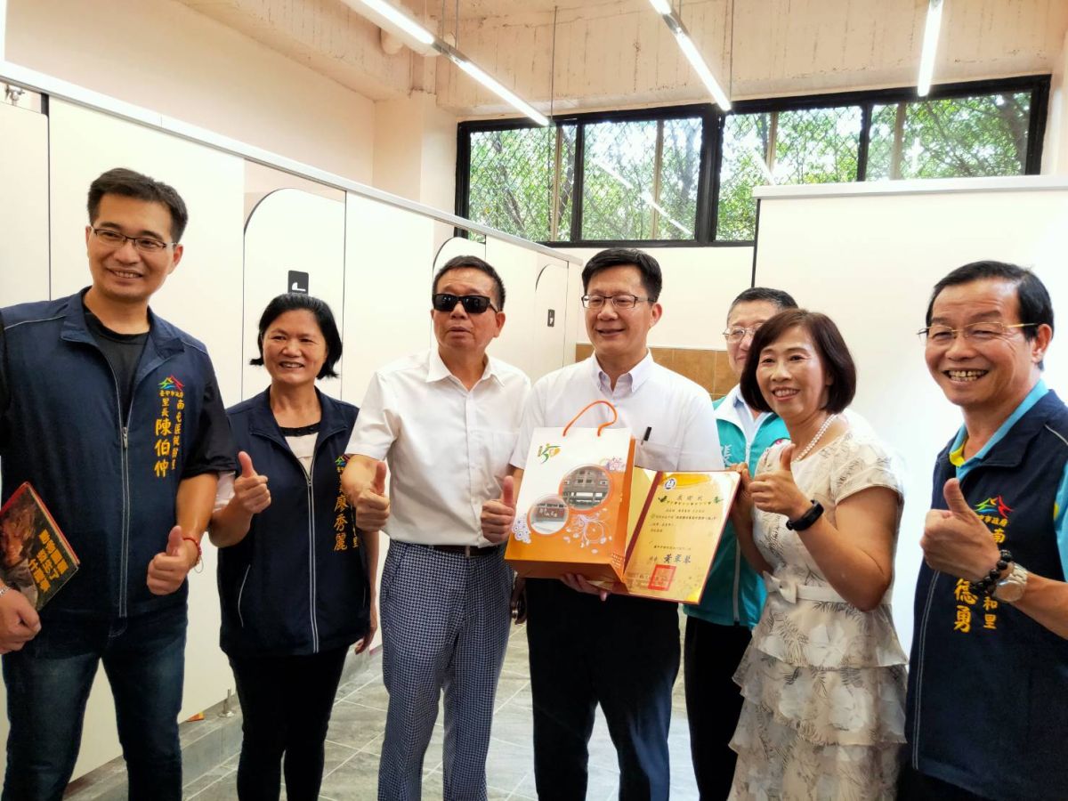 ▲南屯區鎮平國小培英館修繕完成啟用，鎮平國小校長黃翠琴致贈感謝狀給立委張廖萬堅，讓孩子們能夠在友善的教育環境下學習成長。(圖／柳榮俊攝2020.6.10)