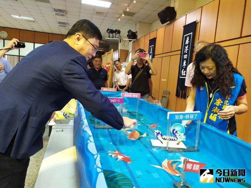 ▲參加吹龍舟比賽,可以獲贈香包、老街及廟口商圈折價券,優勝者也有獎金可以拿,真正是好康大放送。(圖/記者葉靜美攝,2020.06.10)