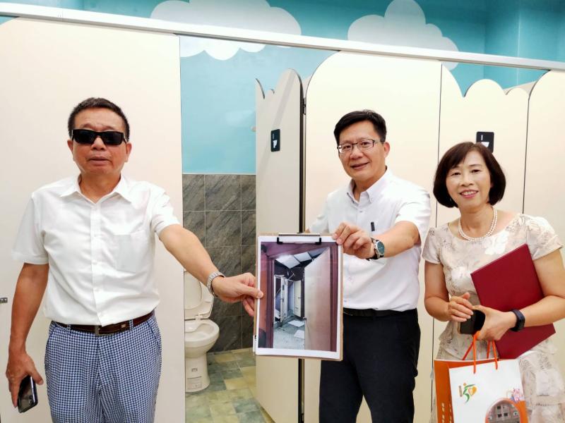 ▲鎮平國小培英館修繕完成啟用,立委張廖萬堅拿出當時會勘照片比較,廁所環境明亮又乾淨。(圖/柳榮俊攝2020.6.10)