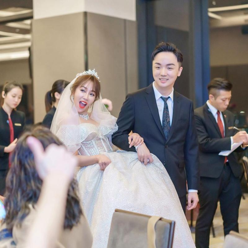 ▲林佩瑤(右)婚後名廚老公愛得甜蜜。(圖/林佩瑤臉書)