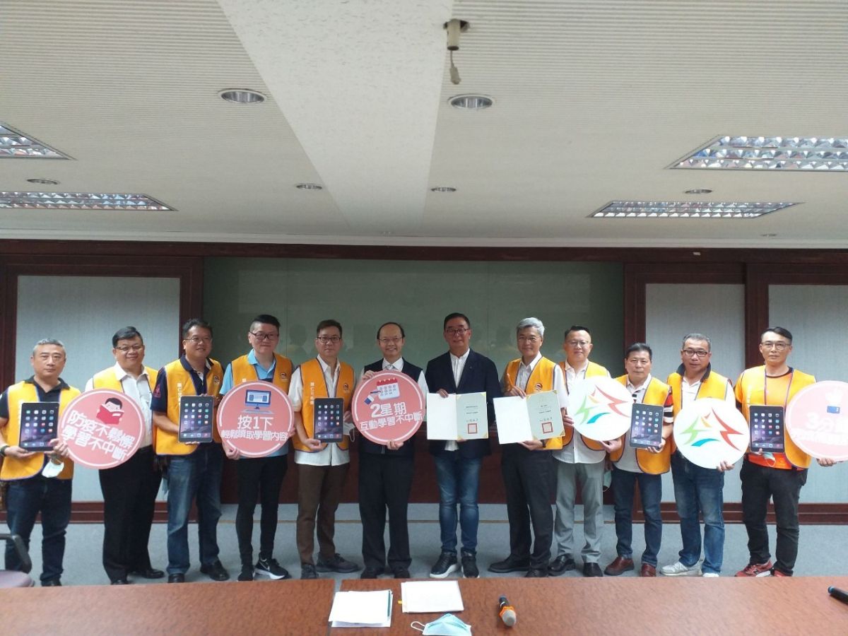 ▲麗明營造及順仁兄弟會聯袂 捐款百餘萬元，協助台中市府強化教學設備。（圖／台中市教育局提供）