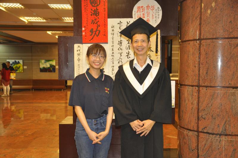 ▲蔡幸佳四年風雨無阻陪著父親上學,讓父親圓了大學夢,也讓她重新找回親情。(圖/記者葉靜美攝,2020.06.10)