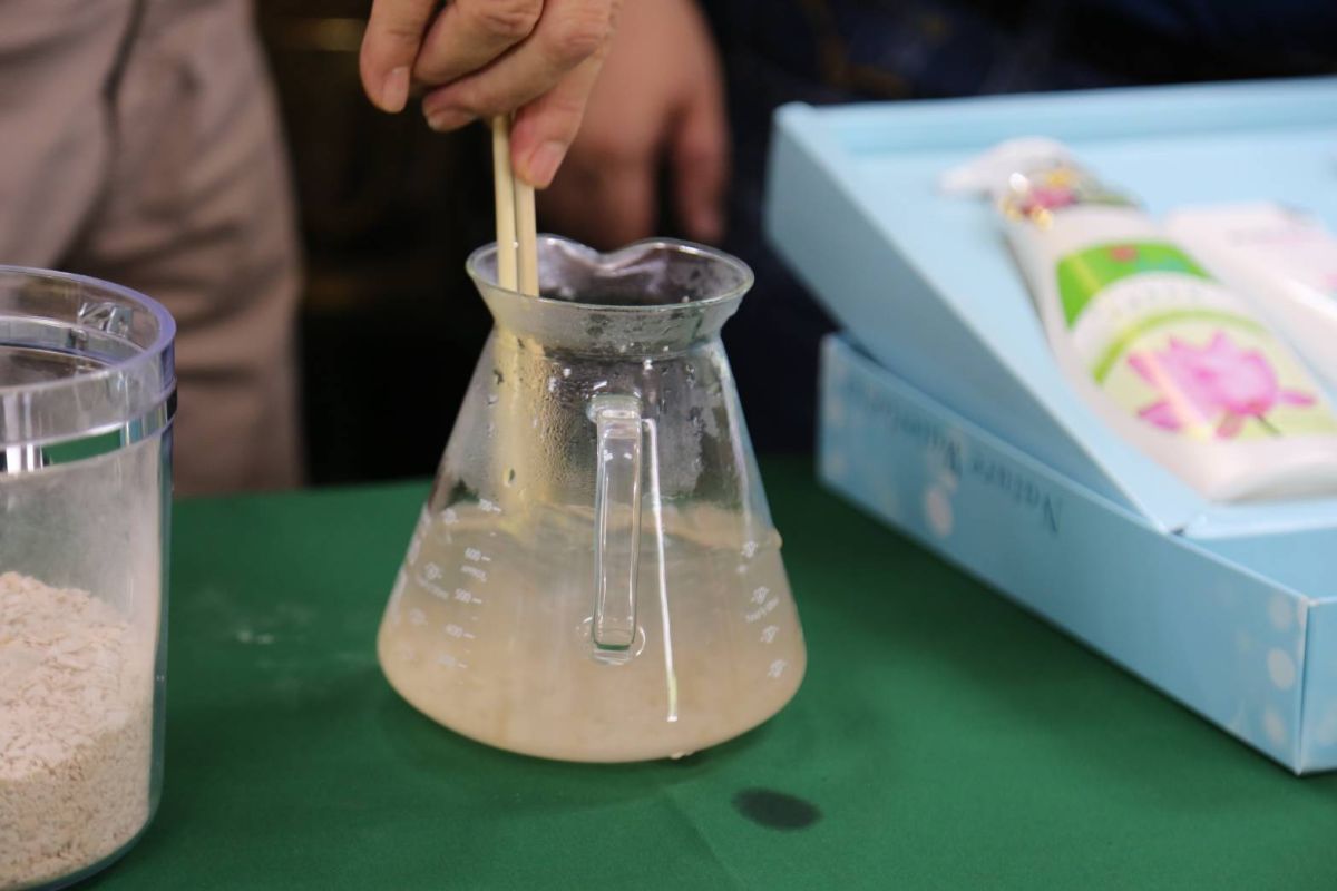 ▲水上農會現場泡開蓮藕粉，教民眾如何分辨真偽（圖／立委蔡易餘服務處提供）