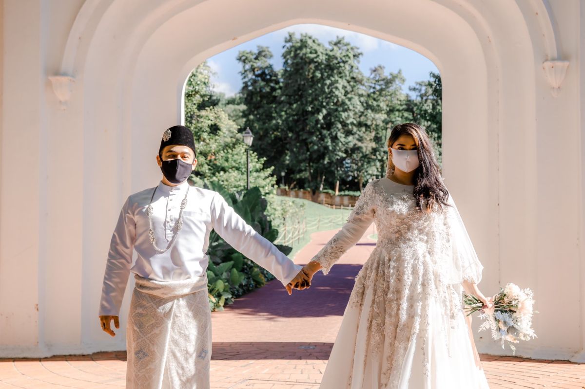 ▲1對來自新加坡的新人透過推特向親友告知結婚喜訊，並說明兩人因為新加坡的阻斷措施而有2個月毫無見面，隨著新加坡政府宣告第一階段解封當日一見面就步入禮堂。（圖／翻攝自推特）