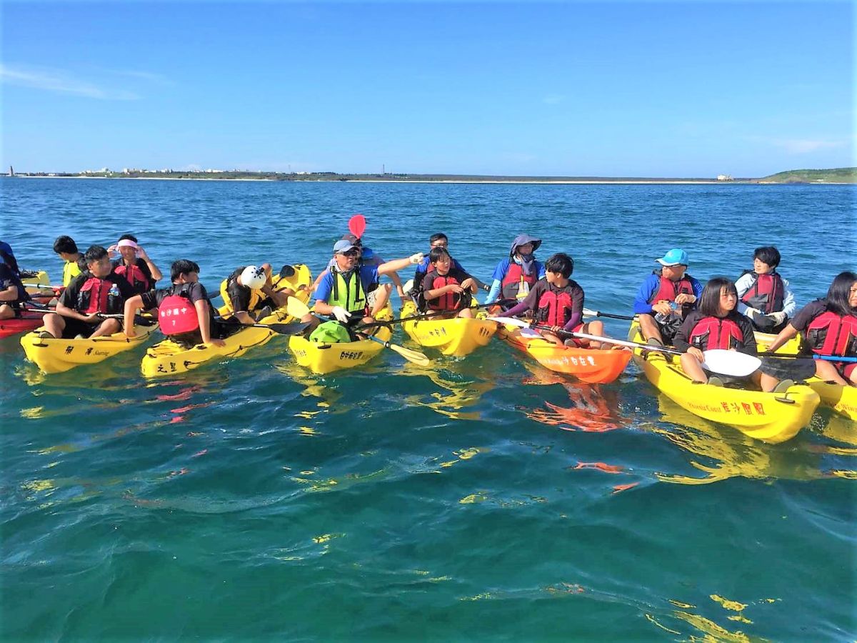 ▲澎湖海島的孩子很幸福，畢業考後必須划獨木舟挑戰無人島故鄉，白沙國中稱為「白金之旅」獨木舟跨島畢業旅行。 （圖／白沙國中提供）