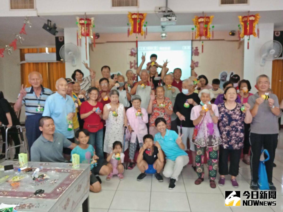 ▲彰化榮家舉辦「老幼共融」香包DIY活動，打造大手牽小手的幸福時光。（圖／記者陳雅芳攝，2020.06.10）