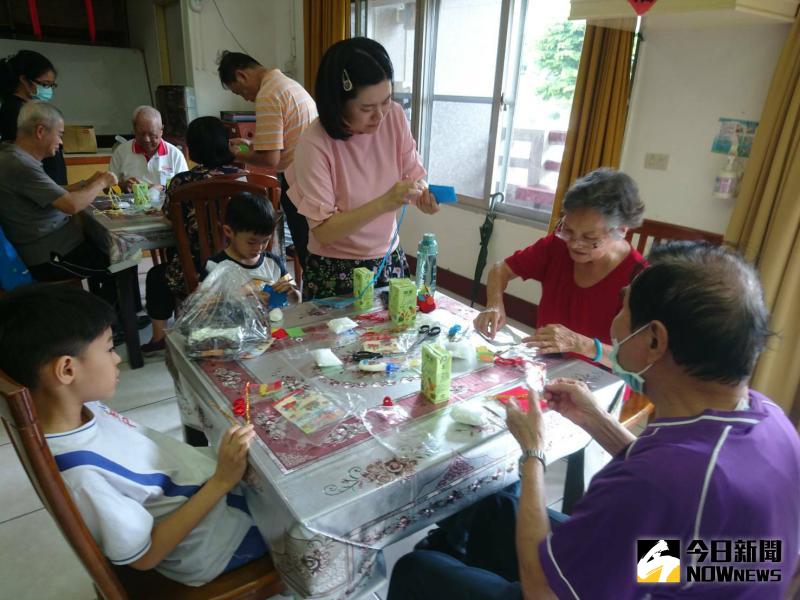 ▲彰化榮家帶領家中幼童陪伴住民長輩製作香包。(圖/記者陳雅芳攝,2020.06.10)