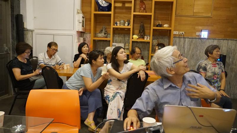 ▲前台中市天文學會理事長楊昌熾老師日前應邀到北港好住民宿開講。(圖/記者蘇榮泉攝,2020.06.10)
