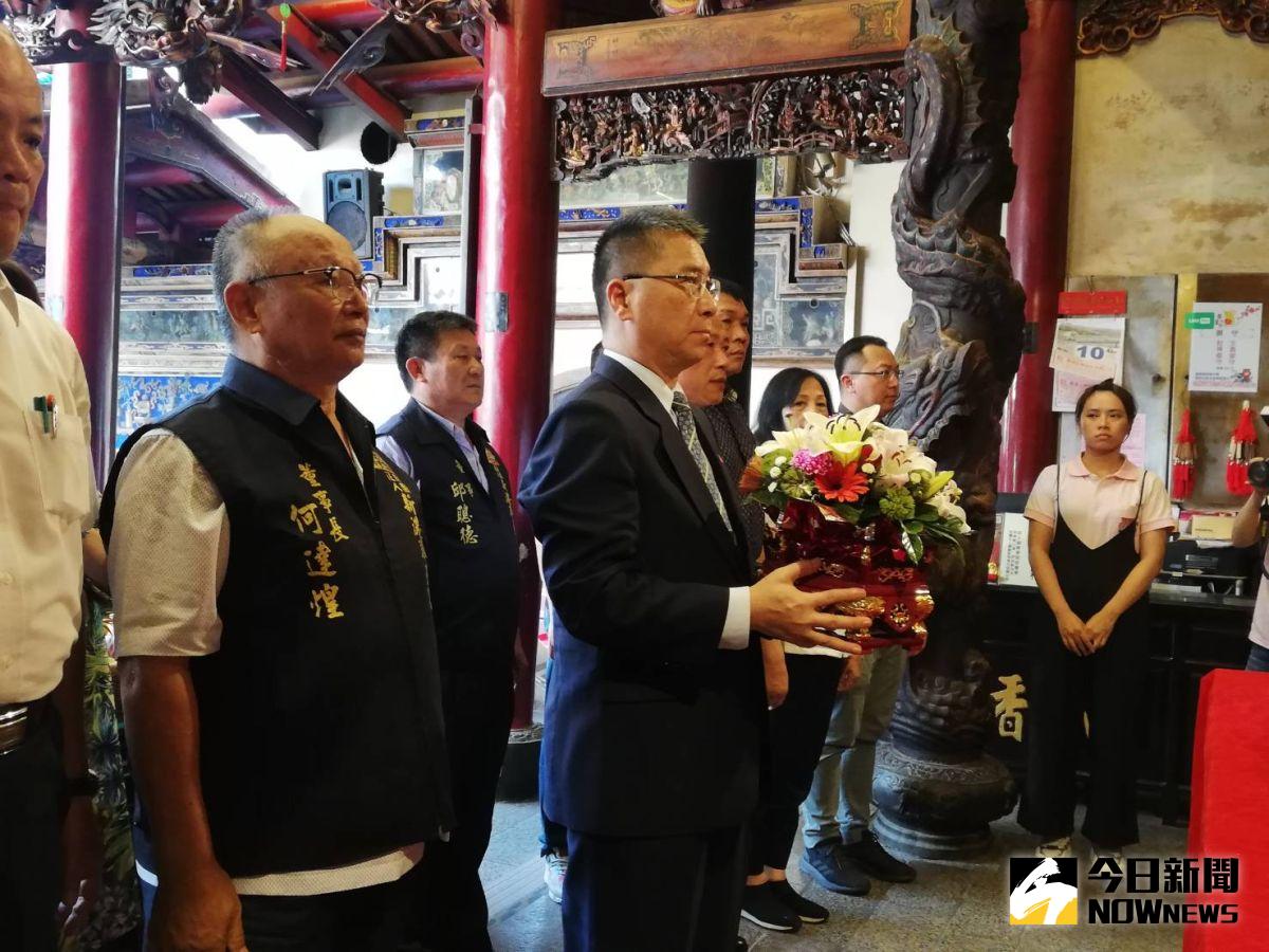▲內政部長徐國勇10日下午前往新港奉天宮參拜，並叮嚀大甲鎮瀾宮媽祖遶境防疫事宜。（圖/記者邱嘉琪攝，2020.06.10）