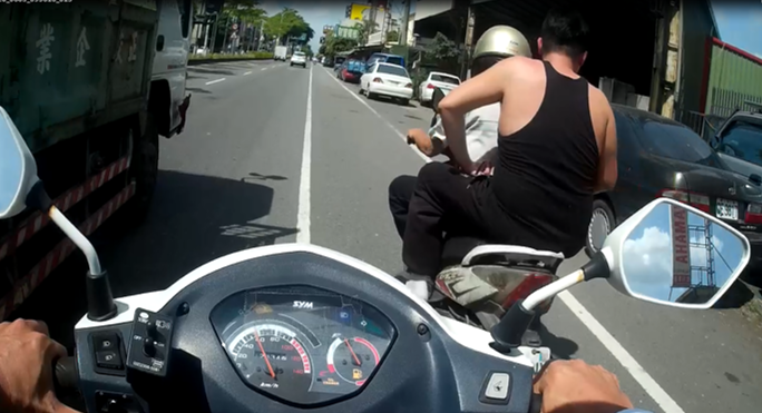 ▲巡邏員警發現一部機車搭載一名男子，後座乘客又未配戴安全帽，又右腳鮮血直流，開啟警示燈和警報器，鳴笛順利安全護送醫救護。（圖／記者陳雅芳翻攝，2020.06.10）