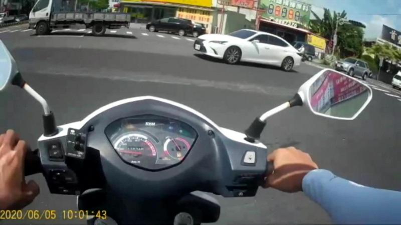 ▲北斗警分局成功派出所副所長蘇景裕、警員邱政豪以警用機車穿梭車陣,為受傷民眾開路送醫。(圖/記者陳雅芳翻攝,2020.06.10)