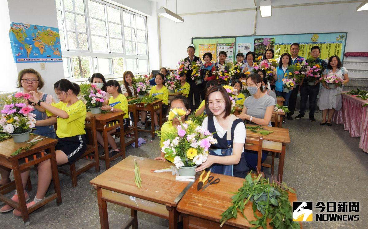▲彰化縣長王惠美化身阿美老師至溪湖鎮湖南國小教導小學生插花，小朋友完成獨一無二的作品，通通讓小朋友帶回家擺設。（圖／記者陳雅芳攝，2020.06.10）