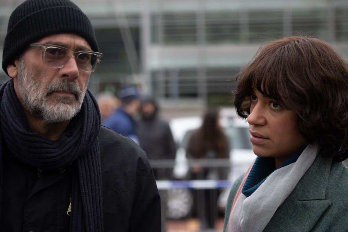 ▲庫什珍寶（右）被逼真的命案現場，嚇到狂灌咖啡壓驚。（圖／甲上）