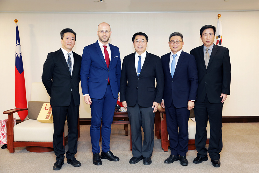 ▲左起奧地利商務代表辦事處商務組長陳立民、代表傅詩元、台南市長黃偉哲、經發局局長陳凱凌及新聞處處長蘇恩恩。（圖／記者林怡孜攝，2020,06,10）