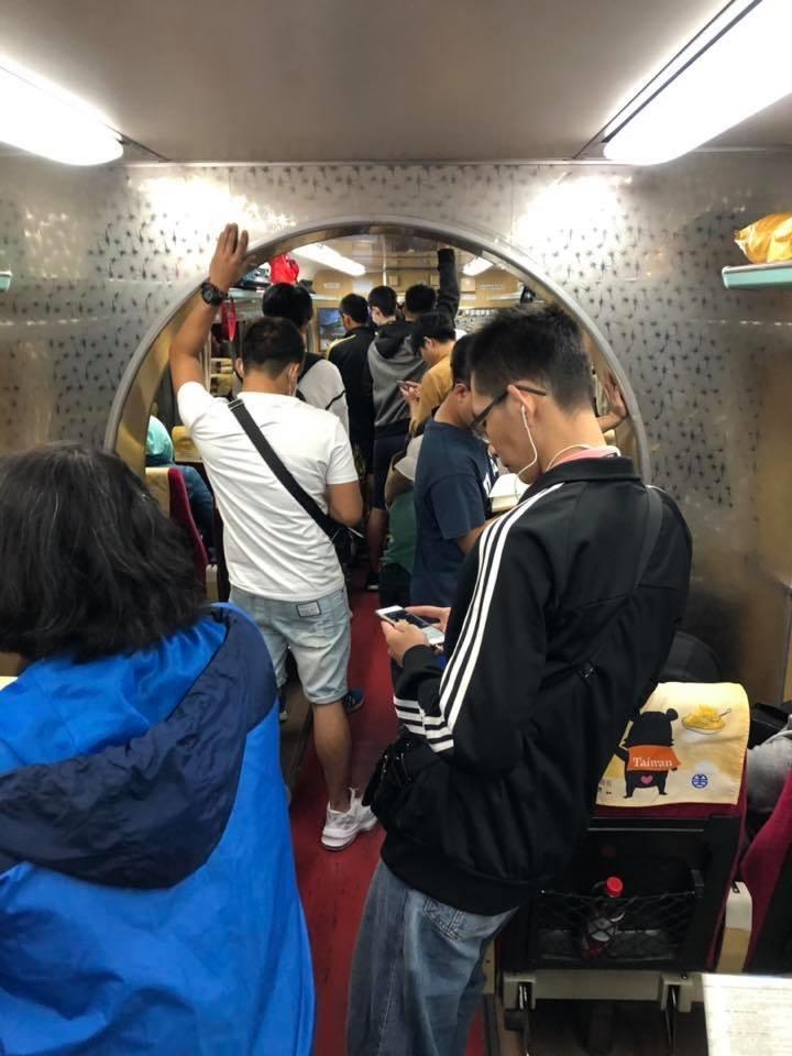 ▲比較老舊的火車才可見到的拱門設計。(圖/翻攝自爆廢公社)
