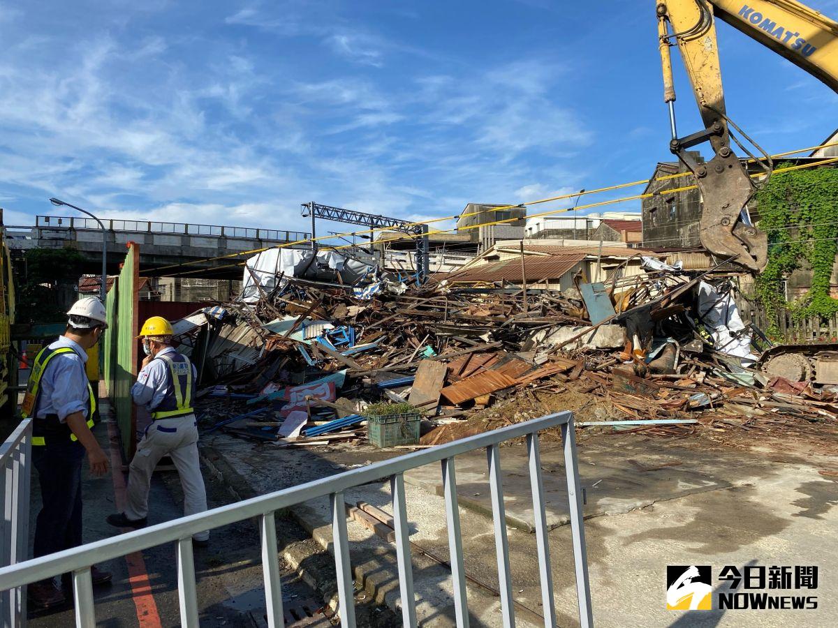 ▲南鐵拒拆戶「前鋒路張家」今清晨遭強制拆除。（圖／記者陳聖璋攝，2020,06.11）