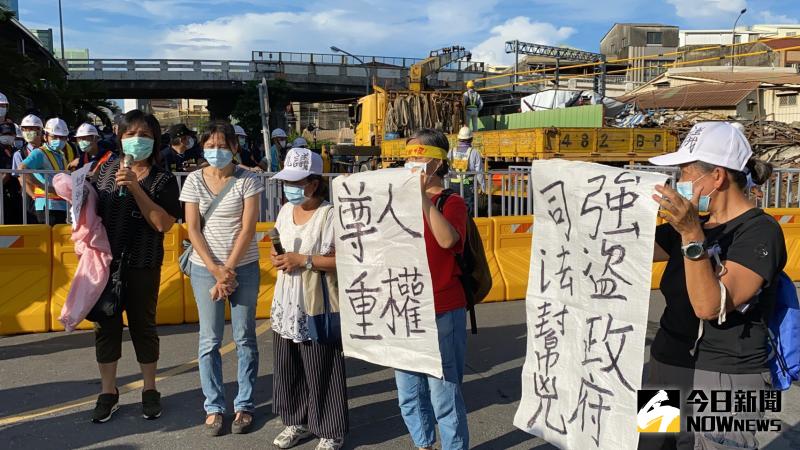 ▲張太太(左三)與南鐵自救會成員在現場抗議「政府暴力強拆」。(圖/記者陳聖璋攝,2020.06.11