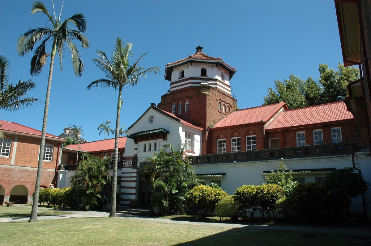 ▲淡水某高中男學生，上學時持料理水果刀在校園內砍傷另名10歲女童。（圖／摘自臉書）