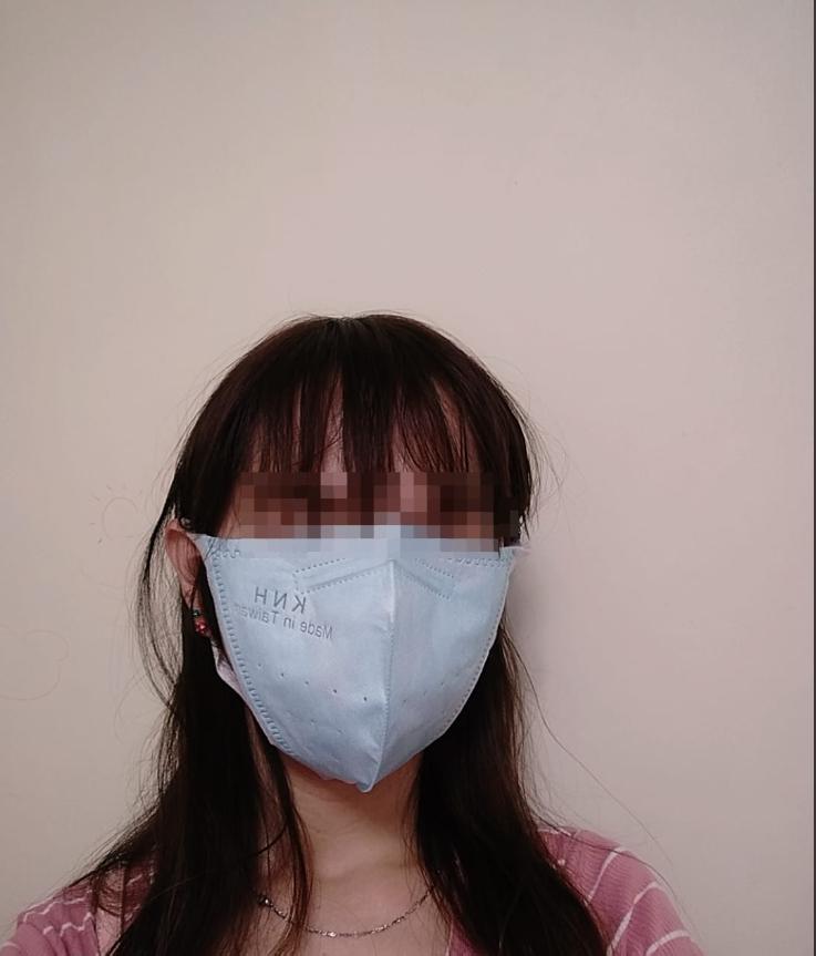 ▲女網友一戴上口罩後,發現整個臉都被口罩給擋住。(圖/翻攝爆怨公社臉書)