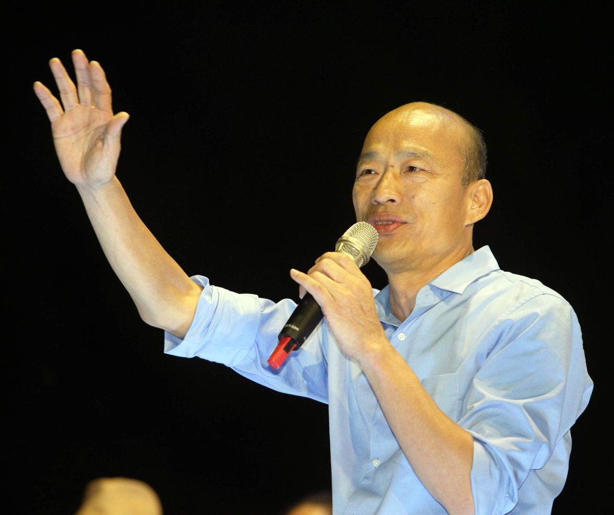 ▲今（11）日是遭罷免的高雄市長韓國瑜最後一天上班，韓國瑜希望能跟市民朋友好好道別，邀約民眾身穿白色上衣、戴上口罩在鳳山行政中心草地相見。（圖/記者郭俊暉攝影）