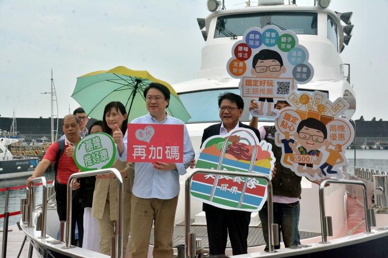 ▲屏東縣長潘孟安與基隆市長林右昌共同為爭取國旅觀光,此次屏東觀光產業也推動跨域旅遊,從團客觀光、自由行深度旅遊,到整合縣內食、宿、遊、購、行店家優惠,推出三鐵方案:「鐵定加碼、鐵定貼心、鐵定好玩」,就是希望打動遊客的心。(圖/屏東縣政府提供