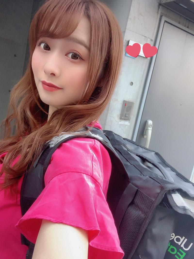 ▲白石茉莉奈化身美食平台外送員。(圖/白石茉莉奈推特)