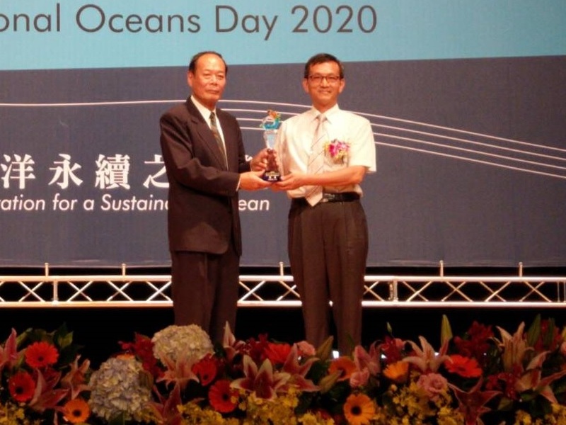 ▲高雄市政府海洋局執行海污防治工作再獲全國特優，由副局長黃登福(右)代表接受。(圖／記者黃守作攝)