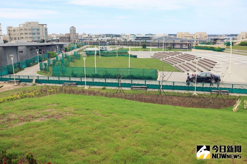 ▲「國際廣場」鄰近馬公第三漁港,附近常會有外籍漁工進出,有議員擔憂會成為治安的死角。(圖/記者張塵攝,2020.06.11)