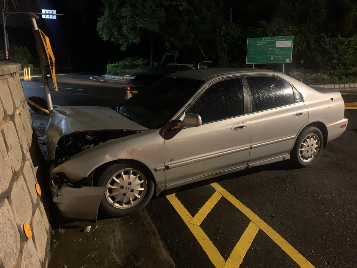 ▲金門太武山昨天傍晚發生民眾駕車自撞圓環事故。(圖/金湖分局提供)