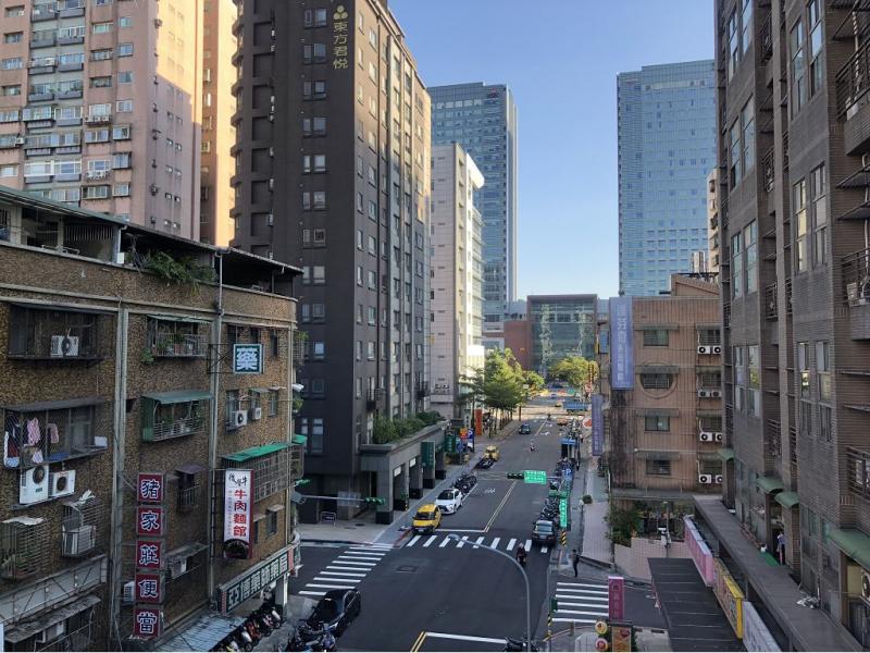 ▲南港捷運站前最熱鬧的興華路上生活機能充足。(圖/信義房屋提供)