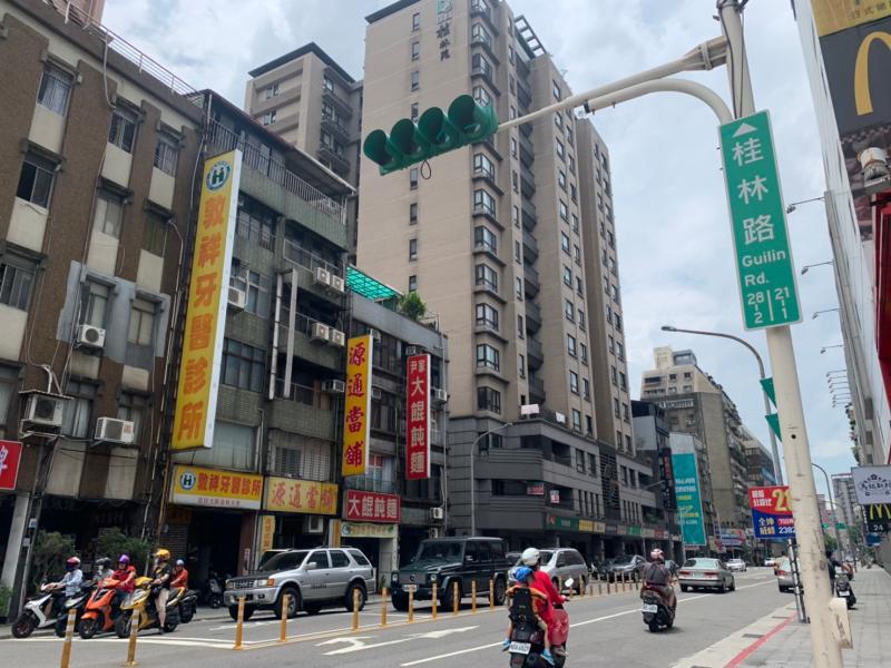▲南港捷運站前最熱鬧的興華路上生活機能充足。(圖/信義房屋提供)